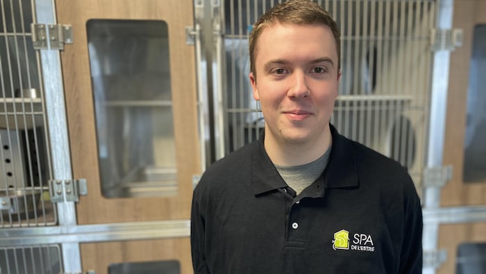 Il accorde une entrevue à Radio-Canada dans les locaux de la SPA.