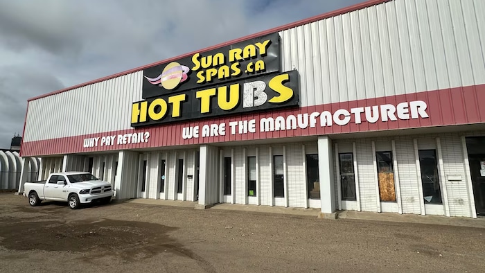 La façade du magasin Sun Ray Hot Tubs & Patio, à Edmonton. 