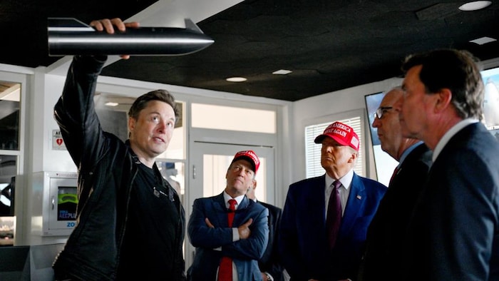 Elon Musk fait visiter la salle de contrôle à Donald Trump et à des élus.