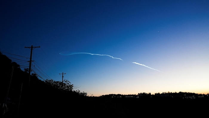 Une traînée dans le ciel, la nuit.