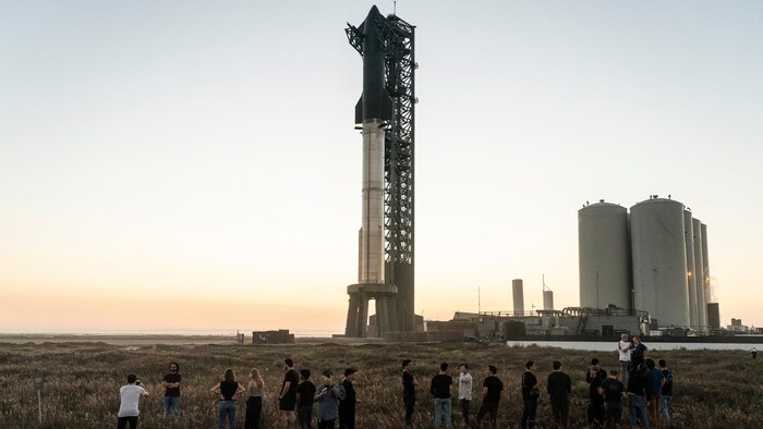 Des gens regardent le vaisseau spatial Starship de nouvelle génération de SpaceX se préparer pour un test de lancement depuis la rampe de lancement de Boca Chica, près de Brownsville, Texas, États-Unis, le 17 novembre 2023.