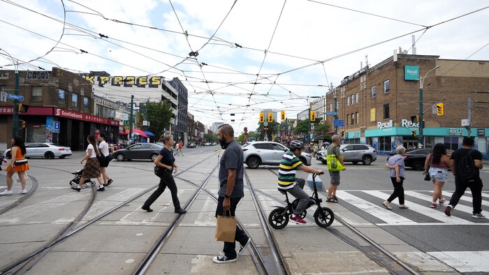 L'intersection de la rue Dundas Ouest et de l'avenue Spadina, à Toronto.