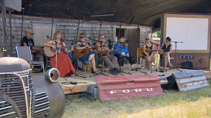 Un spectacle lors du festival Terre Ferme de Willow Bunch, en Saskatchewan, le 23 juillet 2023.
