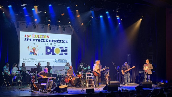 Un groupe de musique sur scène au Théâtre Télébec de Val-d'Or