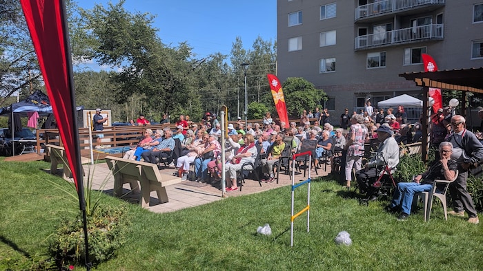 Des aînés assistent à un spectacle. 
