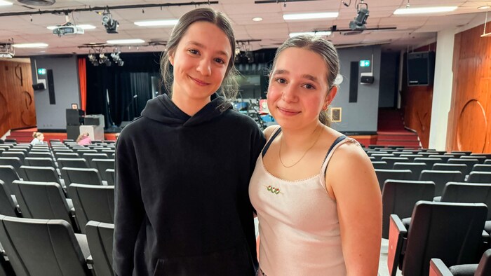 Portrait de deux filles dans un auditorium