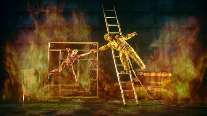 Deux acrobates font mine de se sauver d'un incendie virtuel.