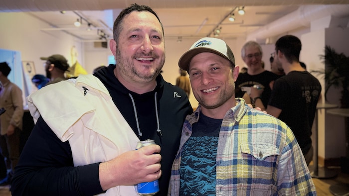 Bryan Solari et Sean Brazeau posent devant la caméra avant le spectacle d'Angine de poitrine. 