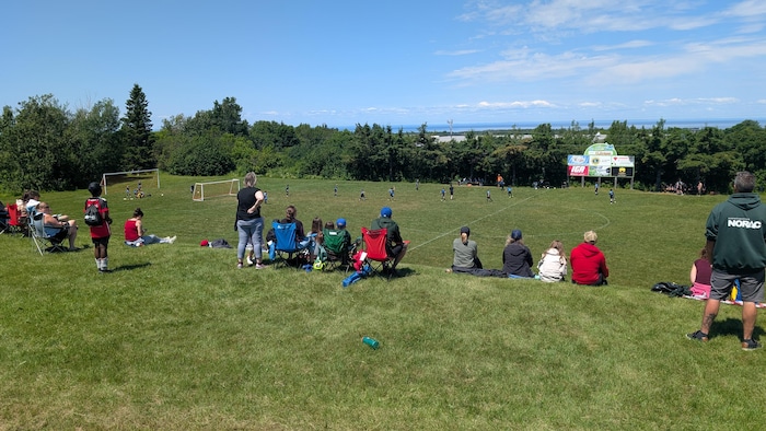 Des spectateurs d'un match de soccer à Mont-Joli.