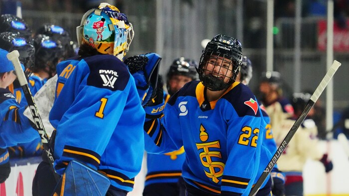 Maggie Connors des Sceptres de Toronto célèbre son but contre le Victoire de Montréal lors de la première période d’un match de hockey de la Ligue professionnelle de hockey féminin à Toronto, le mardi 3 mars 2026.