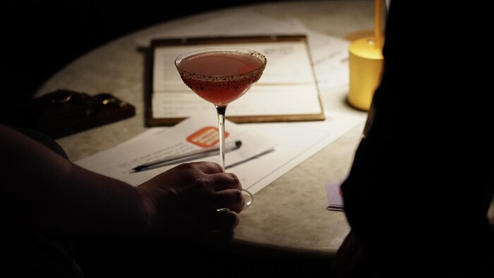 Une main se referme sur un verre de cocktail au bar Born to Shake, à Kelowna, le 25 juin 2026.