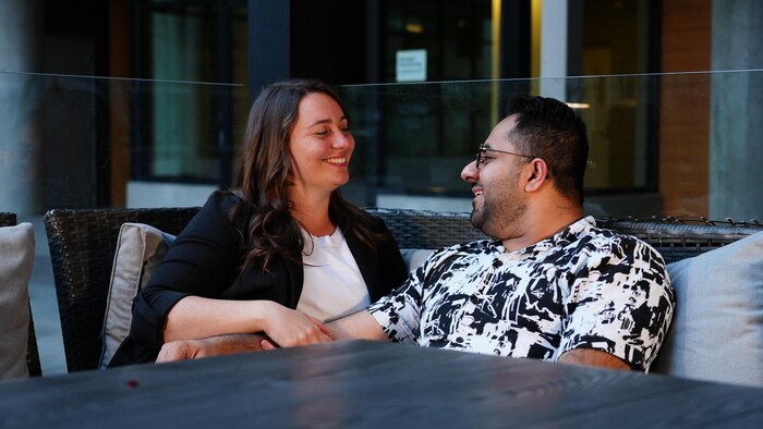 Michelle Tillack et Gaurav Lalwani se regardent amoureusement au restaurant Famoso Italian Restaurant à Kelowna, le 22 juin 2026.
