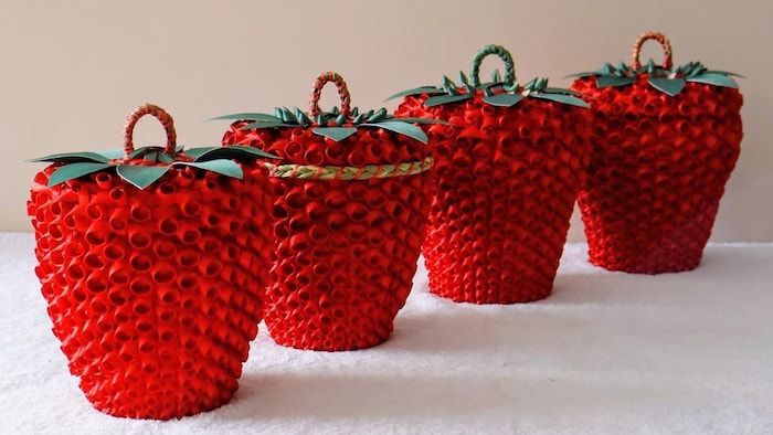Quatre paniers en forme de fraises.