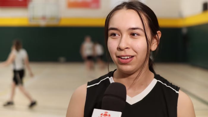 Haley Hachey fait partie de l'équipe junior de basketball féminin du Nunavut. Le 16 février 2024.