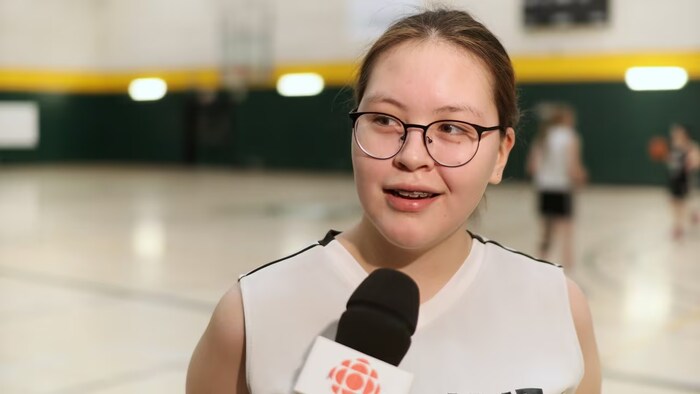Keira Tikhak-Kaomayok qui fait partie de l'équipe junior de basketball féminin du Nunavut, est en entrevue dans un gymnase, le 16 février 2024.