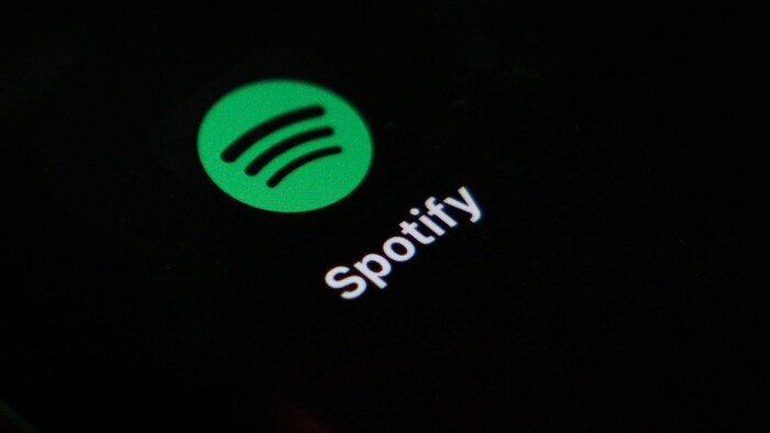 Logo de Spotify en vert sur un fond noir.