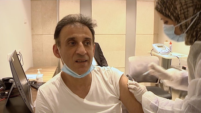 Une aiguille sur le point de rentrer dans le bras du docteur Walid Al-Rimawi.