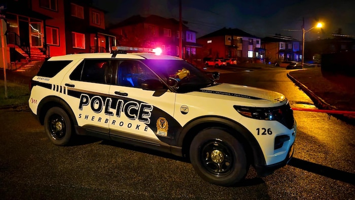 une voiture de police bloque la rue de la laiterie.