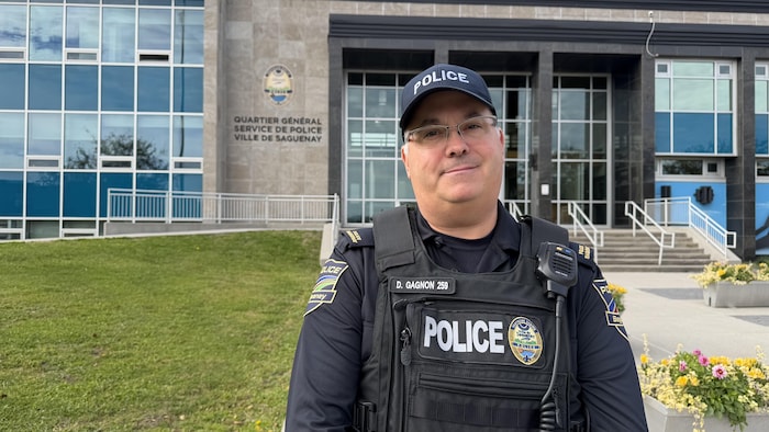 Un policier pose devant le quartier général.