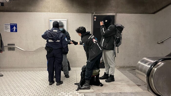 Des policiers en intervention dans le métro.