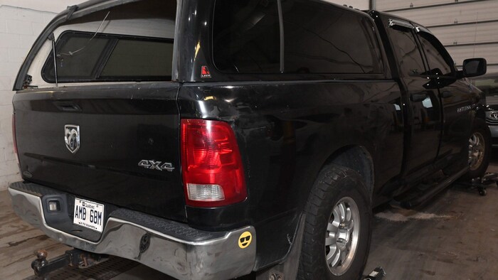 Une camionnette noire.