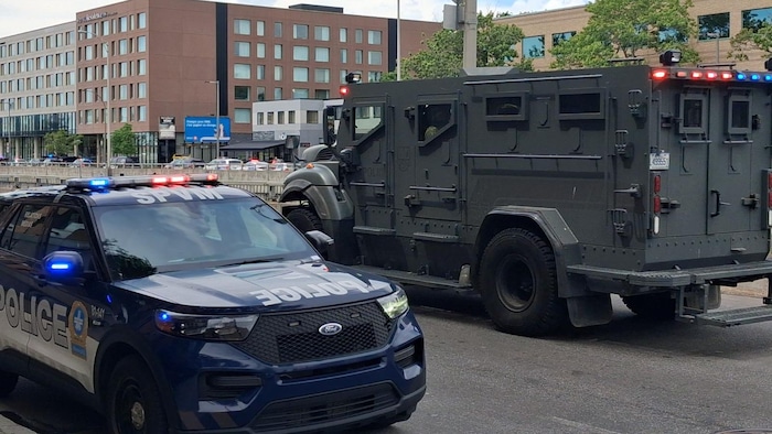 Des  véhicules blindés ont été dépêchés sur le lieu de la fusillade. 