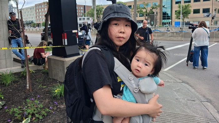 Une femme et son bébé.