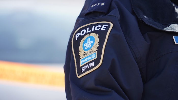 L'écusson du Service de police de la Ville de Montréal sur un uniforme. 