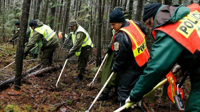 Les policiers effectuent des recherches sur un terrain boisé de Trois-Rivières dans la foulée de la découverte des ossements de Cédrika Provencher.