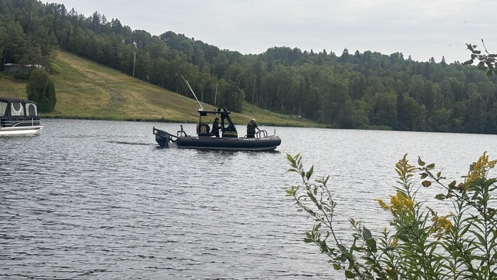 Un bateau de la Sûreté du Québec sur un plan d'eau.