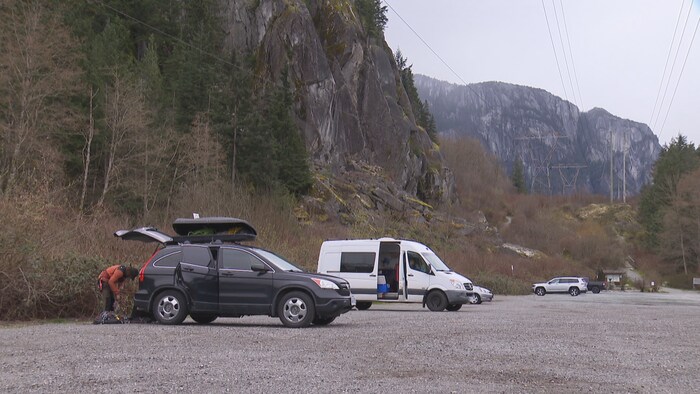 Des véhicules sont stationnés au pied d'une montagne à Squamish, en Colombie-Britannique.