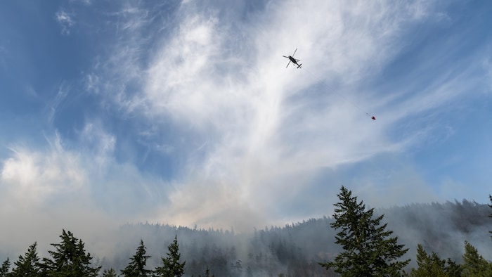 Un hélicoptère survole le feu de Dryden Creek, près de Squamish, le 10 juin 2025.