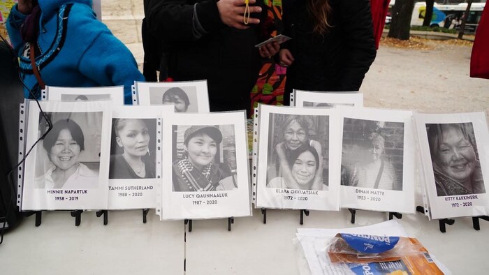 Sur une table, la photo de sept femmes autochtones décédées.