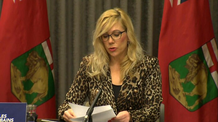 La ministre des Familles du Manitoba, Rochelle Squires, en conférence de presse.