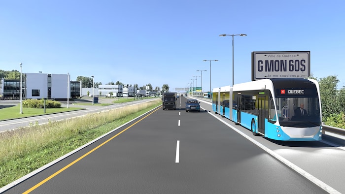 Vue grand-angle d'un bus futuriste bleu et blanc "1 QUÉBEC" sur une route à quatre voies, avec un camion et une voiture noire à gauche, et un panneau "Ville de Québec G MON 60$" à droite sous un ciel clair.