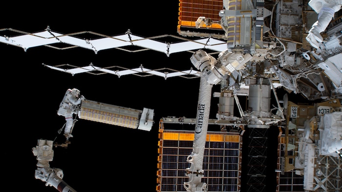 L’astronaute Josh Cassada installant un panneau solaire sur la SSI.