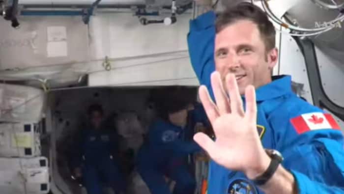 Le Canadien Joshua Kutryk fait un geste de salutation avec la main, quelques instants après son arrivée dans la SSI.