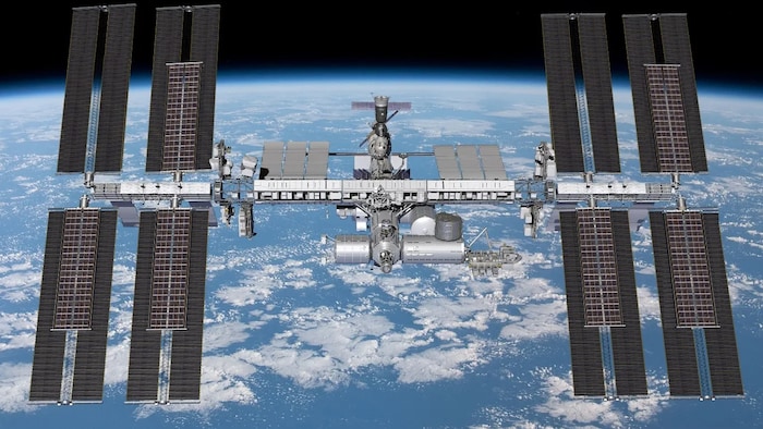 Sur cette image, il est possible de voir les huit panneaux initiaux et six autres plus récents sur la Station spatiale internationale, au-dessus de la Terre.