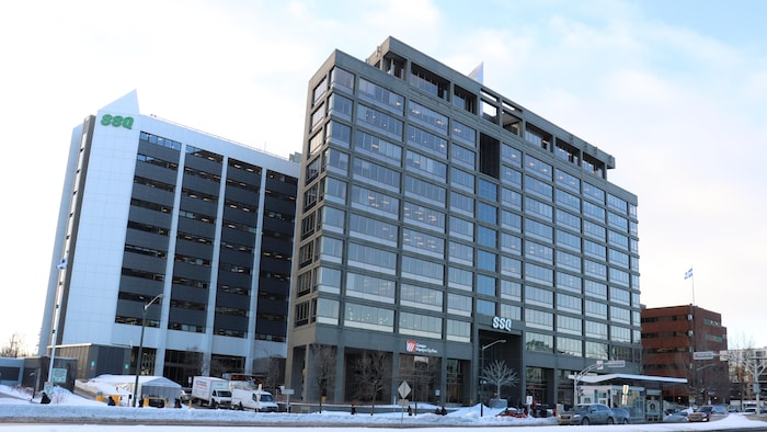 Le bâtiment abritant le siège societal du ministère de la Sécurité publique du Québec en hiver.