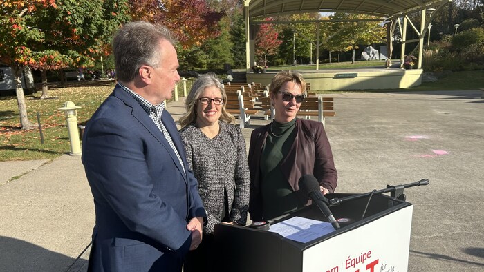 Une photo de Susan Holt avec deux candidats, lors d'un point de presse électoral au soleil à Quispamsis. 