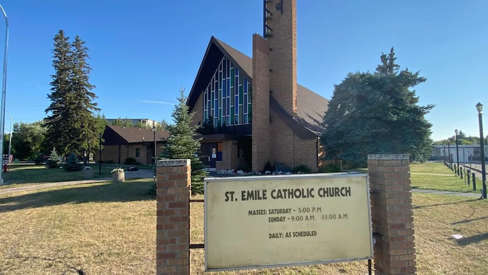 Harapan ng St. Emile Roman Catholic Church.
