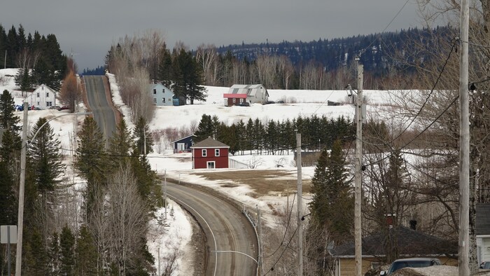Vue sur le village enneigé en avril.