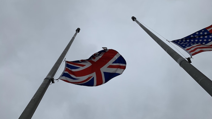 Les drapeaux britannique et américain.