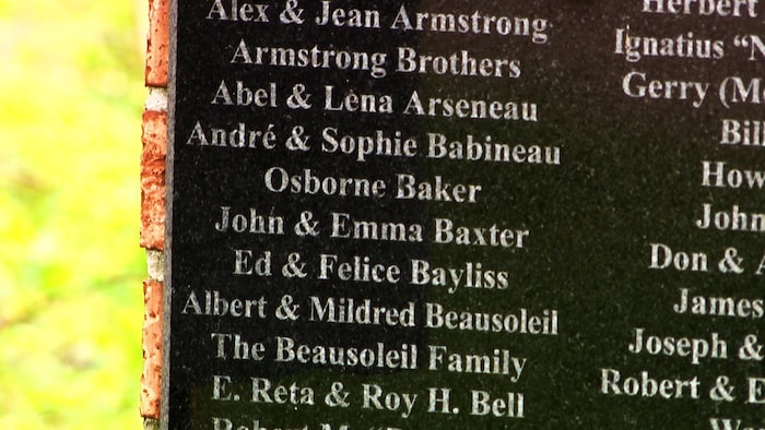 Une plaque commémorative.