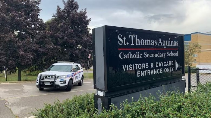 Une autopatrouille devant l'école St. Thomas Aquinas.