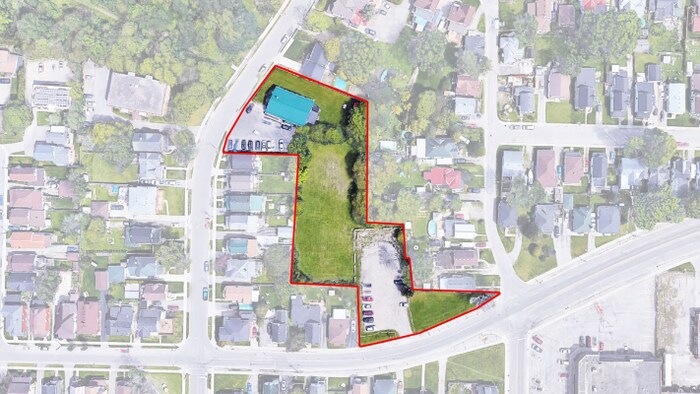 Vue aérienne du site du projet à St. Thomas, avec une bordure rouge indiquant l'emplacement prévu du futur immeuble de logements abordables.