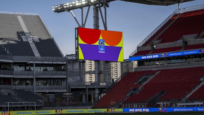 Le coin du stade BMO, avec les nouveaux et anciens grandins et un écran montrant le logo du tournoi.