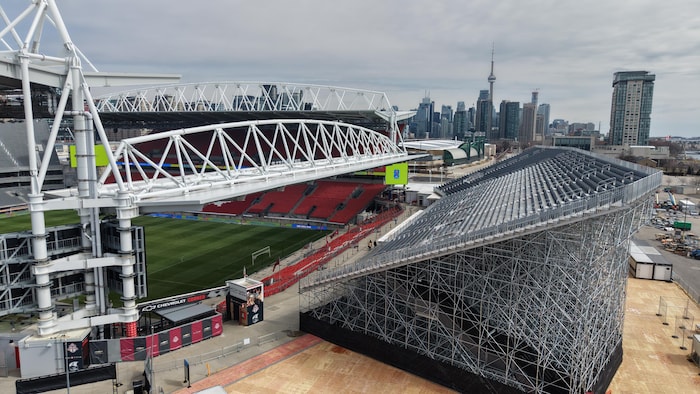 Une partie des gradins temporaires installés au stade BMO en vue de la Coupe du monde de la FIFA 2026.
