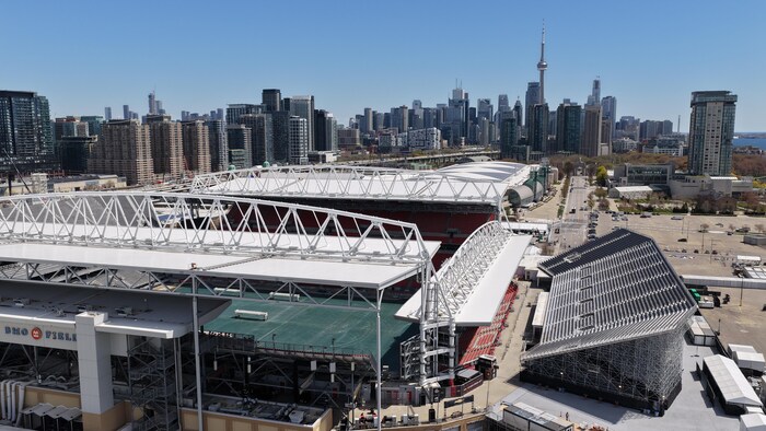 Vue aérienne des gradins temporaires installés au stade BMO en vue de la Coupe du monde de la FIFA, à Toronto.