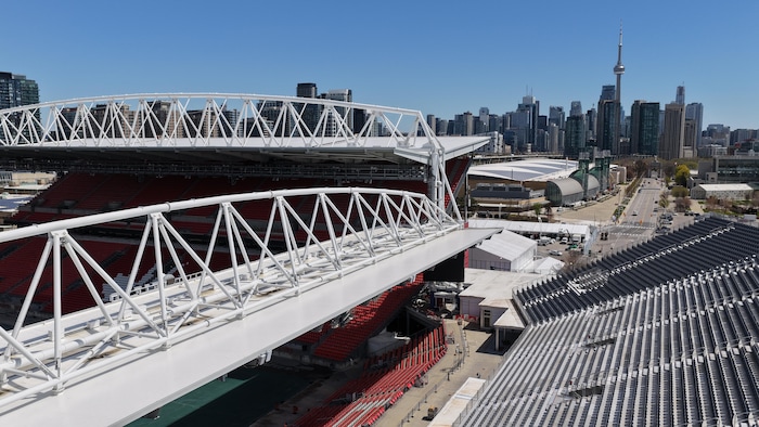 Vue aérienne des gradins temporaires installés au stade BMO en vue de la Coupe du monde de la FIFA, à Toronto.